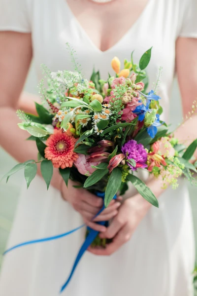 bouquet de mariée multicolore en petites fleurs variées