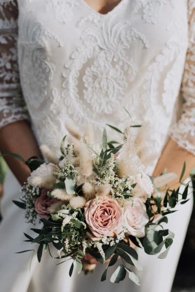 mariée tenant un bouquet de mariée