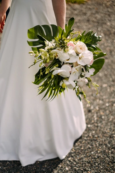 gros bouquet de mariée en fleurs exotiques et feuillages