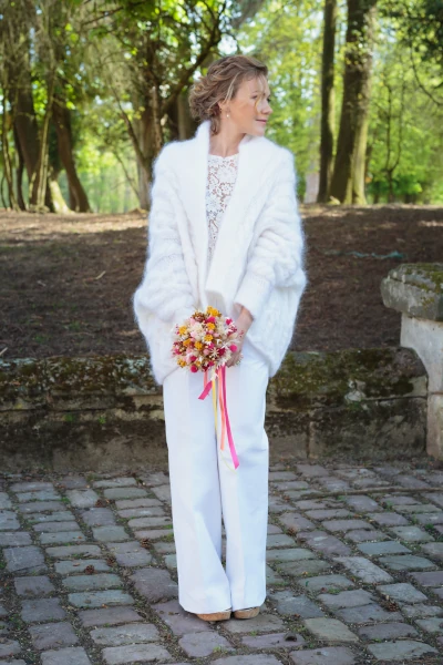 marié en tailleur pantalon avec un bouquet coloré