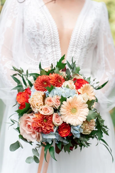 bouquet de mariée aux teintes automnales et bleues