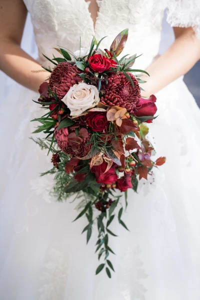 bouquet de mariée bordeaux et retombant