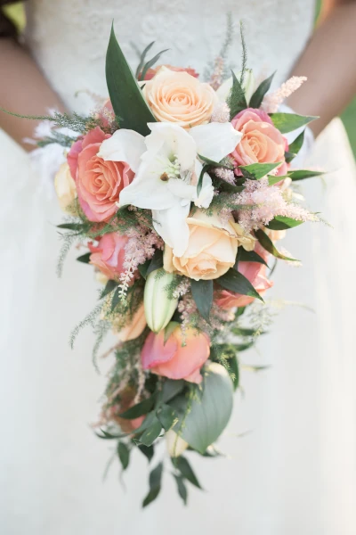 bouquet de mariée retombant en fleurs pêches et corails