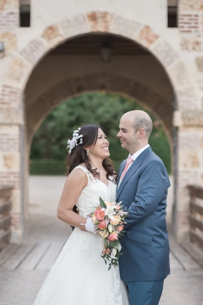 couple de mariés enlacé et souriant