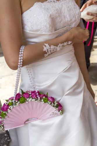 Bouquet de mariée original en forme de sac à main à porter sur le bras aromatique fleuriste mariage