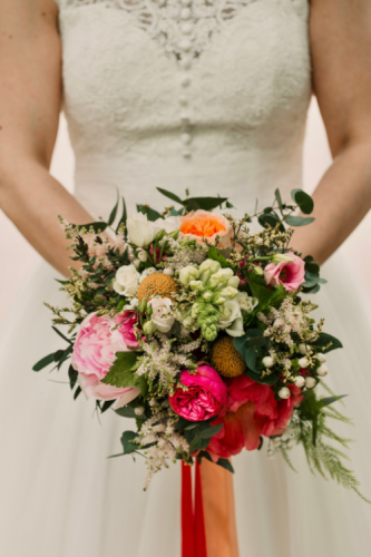 Bouquet de mariée coloré en pivoines et fleurs de saison