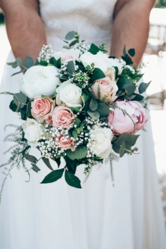 Bouquet de mariée champêtre en pivoines, roses et eucalyptus.
