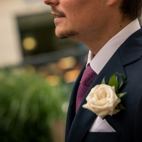 Boutonnière simple en rose blanche aromatique fleuriste mariage