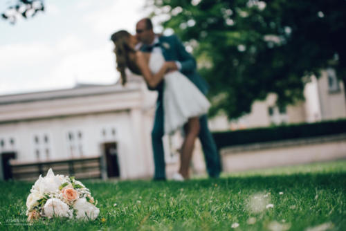 Bouquet de mariée rond en pivoines blanches et roses pêches aromatique fleuriste mariage