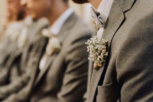 Boutonnière champêtre en gypsophile aromatique fleuriste mariage 