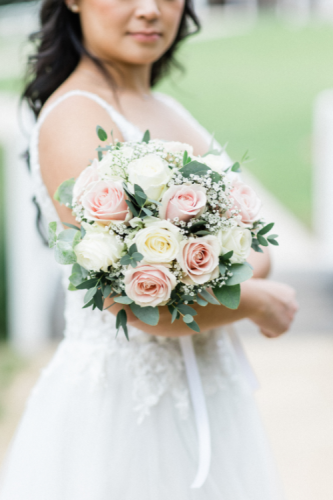 Bouquet de mariée classique en roses, gypsophile et eucalyptus.