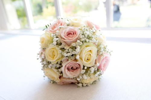 Bouquet de mariée rond en roses et gypsophile aux tons doux aromatique fleuriste mariage