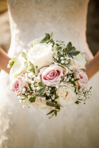 Bouquet de mariée rond en roses blanches et roses pâles aromatique fleuriste mariage
