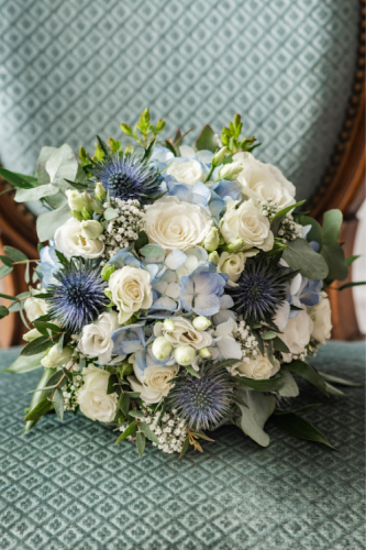 Bouquet de mariée blanc et bleu avec chardons et hortensias