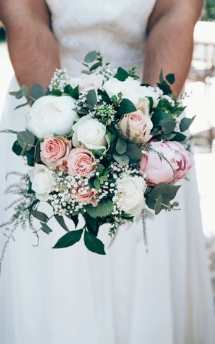 Bouquet de mariée champêtre en pivoines, roses et eucalyptus.