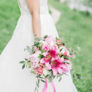 Bouquet de mariée coloré en lys et pivoines roses