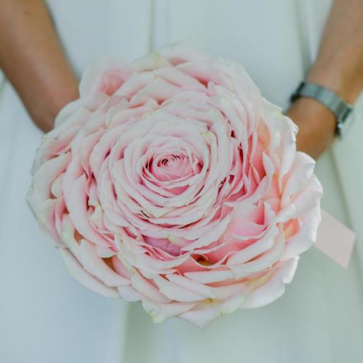 Bouquet de mariée original, rond, en roses roses formant une rose géante xxl aromatique fleuriste mariage