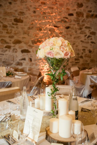 Centre de table en hauteur roses roses pales et blanches aromatique fleuriste mariage