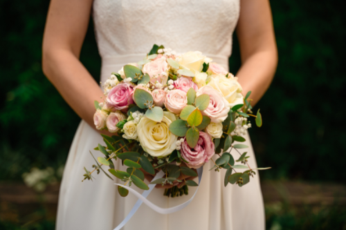 Bouquet de mariée romantique en roses et eucalyptus.