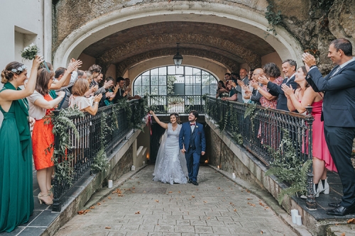 Végétalisation de rambardes pour l'entrée des mariés aromatique fleuriste mariage