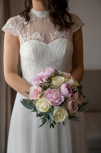 Bouquet de mariée en pivoines et roses.