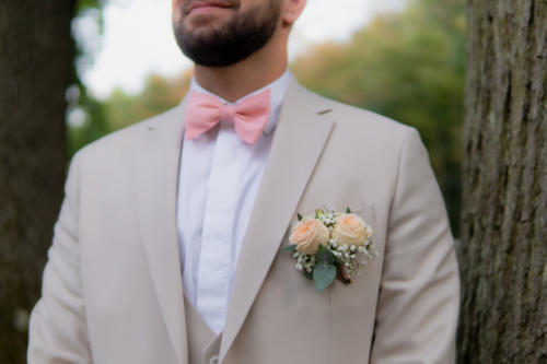 Boutonnière en boutons de roses et feuillages fins aromatique fleuriste mariage