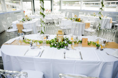 Lanterne dorée fleurie avec feuillages longs en centre de table aromatique fleuriste mariage