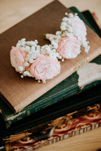 Boutonnière en petites roses pales aromatique fleuriste mariage