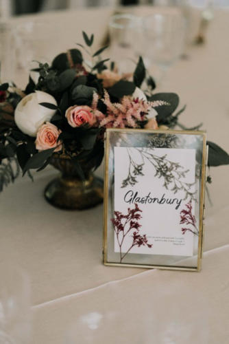 Composition boheme dans vase doré centre de table aromatique fleuriste mariage
