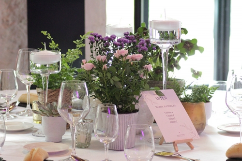 Centre de table en plantes avec caches pots luxe et bougies  aromatique fleuriste mariage