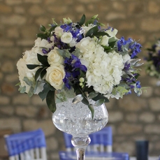 Bouquet bleu et blanc dans vase en hauteur aromatique fleuriste mariage
