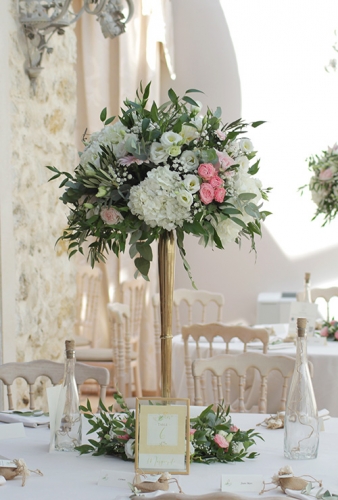 Composition en hauteur champêtre hortensias et olivier avec base fleurie  aromatique fleuriste mariage