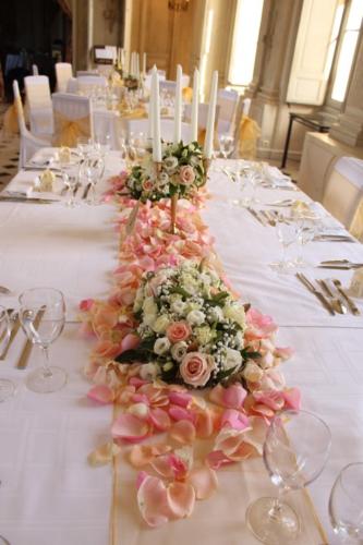 Table d'honneur fleurie avec pétales et chandelier aromatique fleuriste mariage