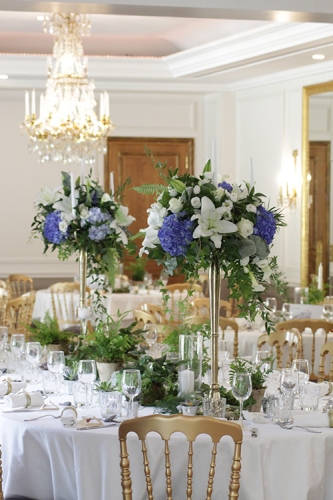 Chandeliers fleuris bleus et blancs pour table d'honneur thème seigneur des anneaux aromatique fleuriste mariage