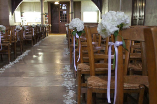 Hortensia et pétales pour l'allée de l'église aromatique fleuriste mariage