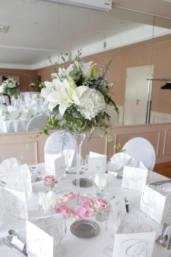 Centre de table haut en fleurs blanches aromatique fleuriste mariage