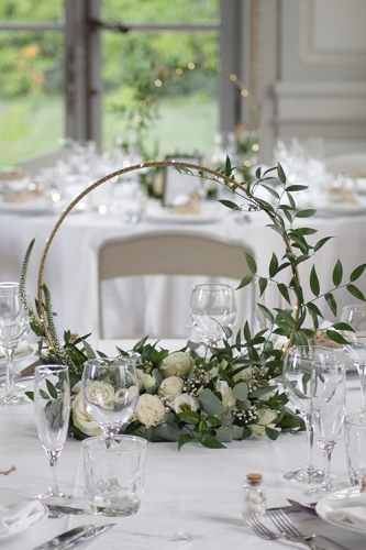 Cerceau fleuri centre de table fleurs blanches aromatique fleuriste mariage