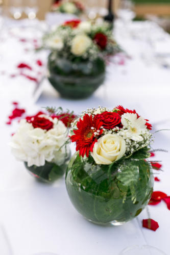 Vases aquarium et roses rouges et blanches aromatique fleuriste mariage