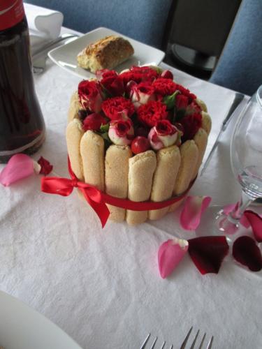 Centre de table gourmand charlotte fleurie aromatique fleuriste mariage