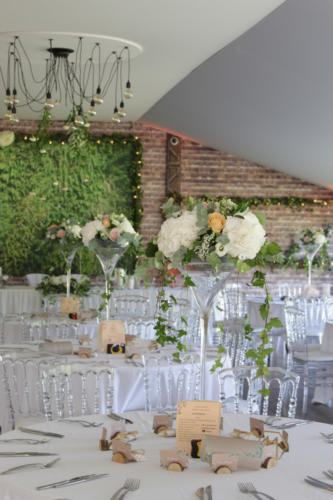 Centre de table en hauteur en roses et hortensias aromatique fleuriste mariage