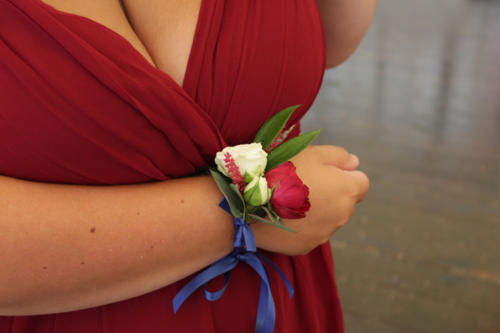 Bracelet fleuri coloré en roses avec ruban de couleur aromatique fleuriste mariage