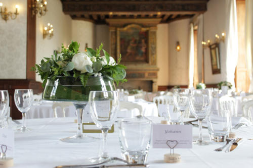 Centre de table en fleurs blanches aromatique fleuriste mariage