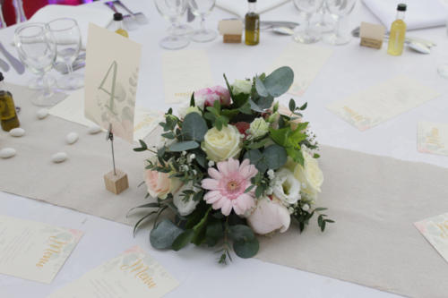 Centre de table champêtre de fleurs roses aromatique fleuriste mariage