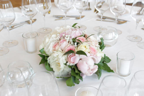 Centre de table rond en pivoines et roses aromatique fleuriste mariage