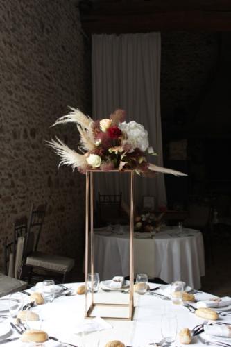 Centre de table champêtre et coloré en pampa et hortensias aromatique fleuriste mariage