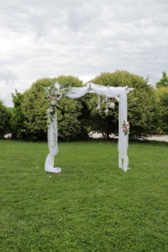 Arche fleurie blanche et rose aromatique fleuriste mariage