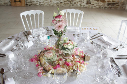 Bocaux fleuris avec rondin et pétales aromatique fleuriste mariage