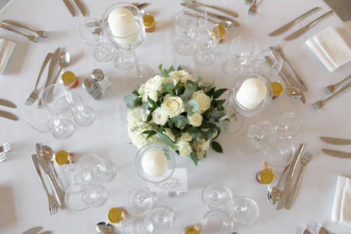 Centre de table rond blanc avec eucalyptus aromatique fleuriste mariage