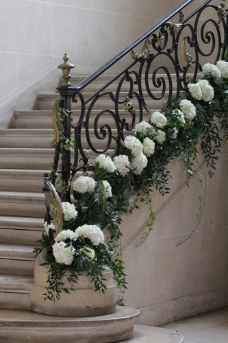 Décor d'escalier en hortensias et feuillages aromatique décor mariage