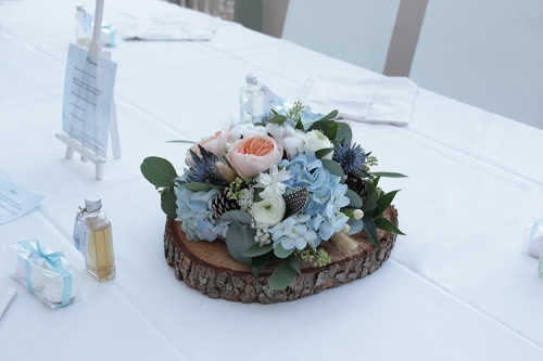 Centre de table hivernal en fleurs pâles, coton et pommes de pin aromatique fleuriste mariage